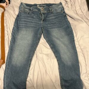 No boundaries size 21 capri very stretchy